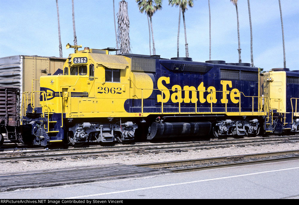 Santa Fe GP35u ATSF #2962. Ex TPW 901